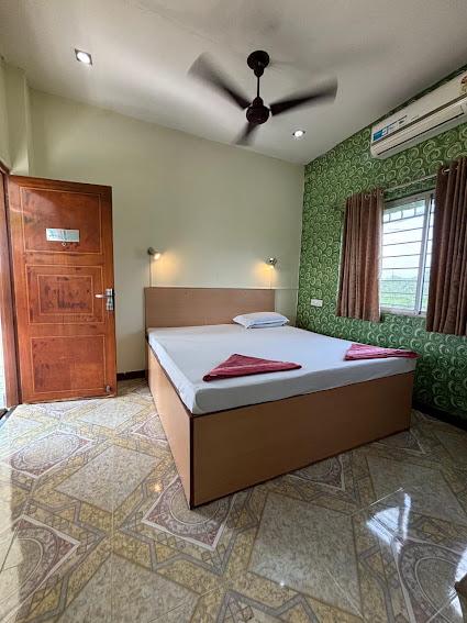 Air-conditioned double bedroom with a garden view