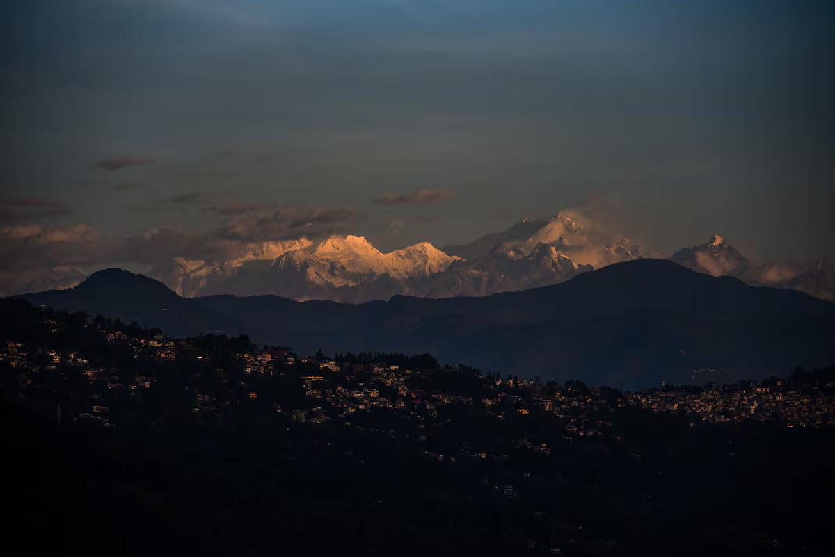 180-degree Kanchenjunga panorama from Samalbong